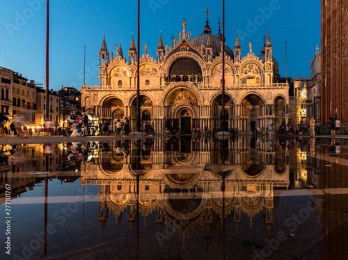 Markusdom Venedig bei Nacht