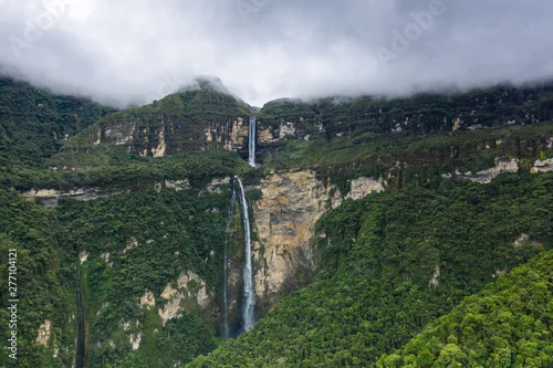 Obraz Mistyczny strumień mgły wokół wodospadu Gocta