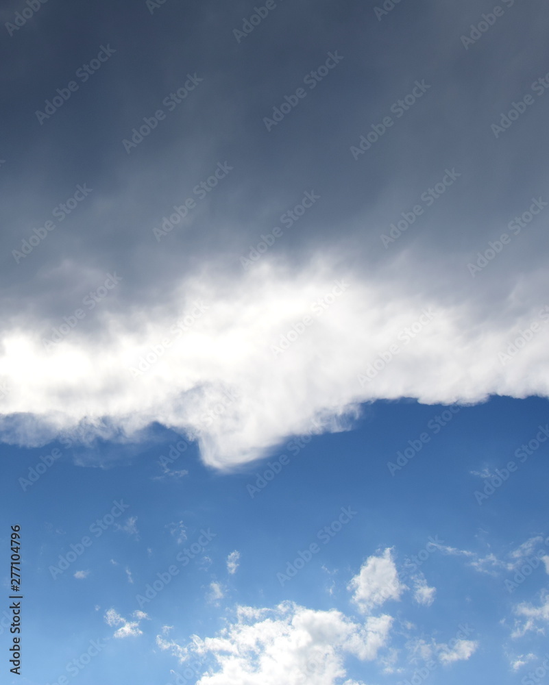 Dunkle Wolkendecke über blauen Himmel - Mammatus