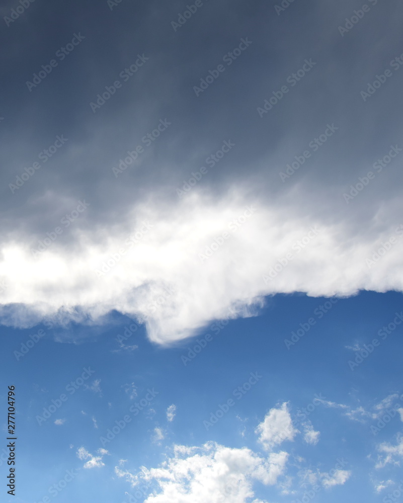 Dunkle Wolkendecke über blauen Himmel - Mammatus Dunkle Wolkendecke über blauen Himmel - Mammatus