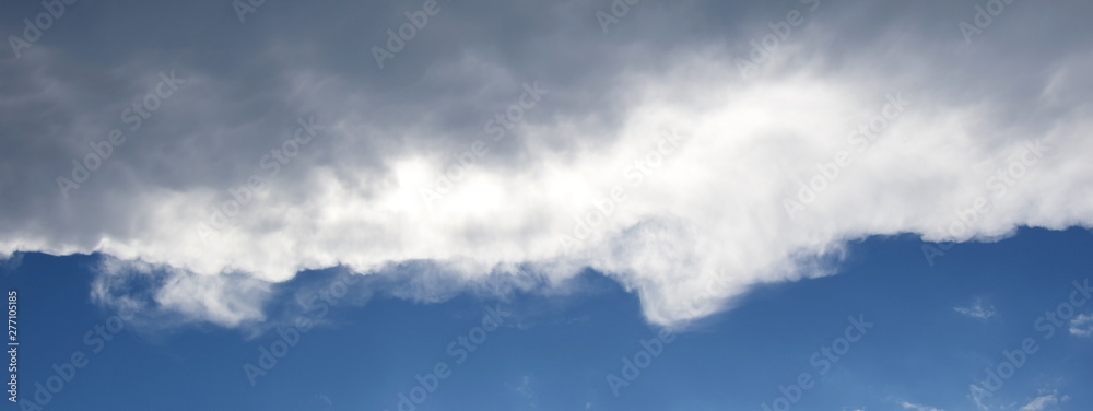 Fototapeta premium Düstere dunkle Wolken am Himmel - Regenwolken - Wolkendecke