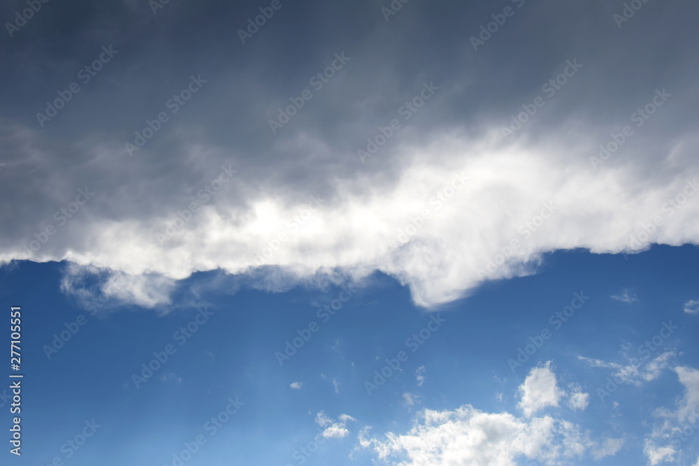 Obraz premium Düstere dunkle Wolken am Himmel - Regenwolken - Wolkendecke