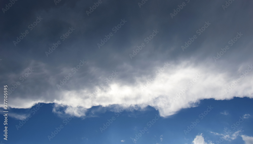 Dunkle Wolkendecke über blauen Himmel - Mammatus Dunkle Wolkendecke über blauen Himmel - Mammatus