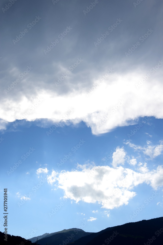 Düstere dunkle Wolken am Himmel - Regenwolken - Wolkendecke Düstere dunkle Wolken am Himmel - Regenwolken - Wolkendecke