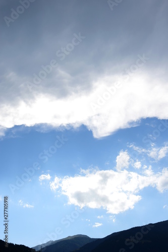 Dunkle Wolkendecke über blauen Himmel