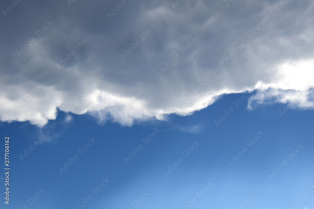 Regenwolken vor blauen Himmel