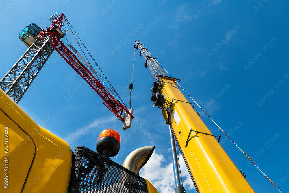 Foto de Tower crane assembly. Lifting device installation. Construction