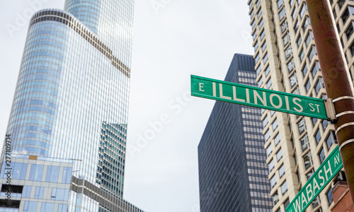 Photo Chicago city skyscrapers, Illinois street and Wabash avenue crossing green signs