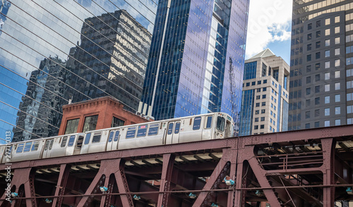 Fotografia, Obraz Chicago train on a bridge, skyscrapers background, low angle view