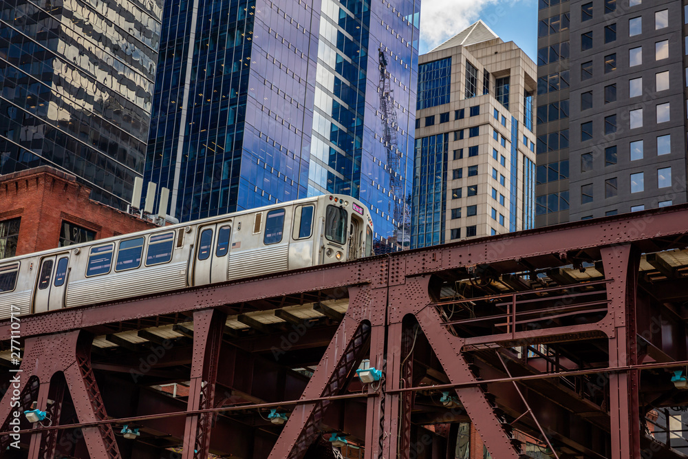 Fototapeta premium Chicago pociąg na moście, tło drapacze chmur, niski kąt widzenia