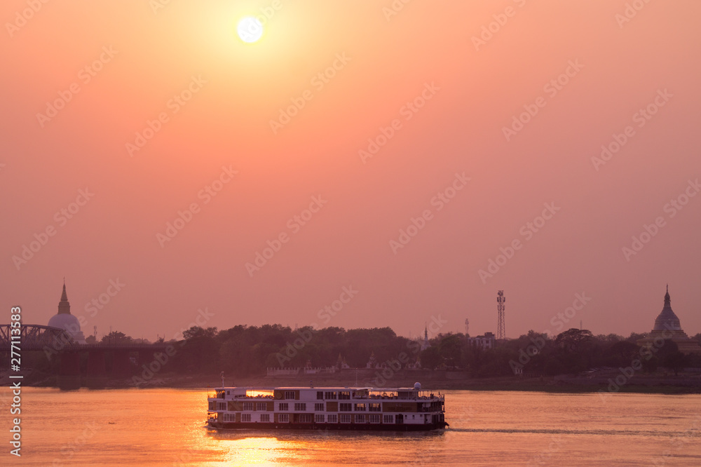 Fototapeta premium boat on a river during sunset
