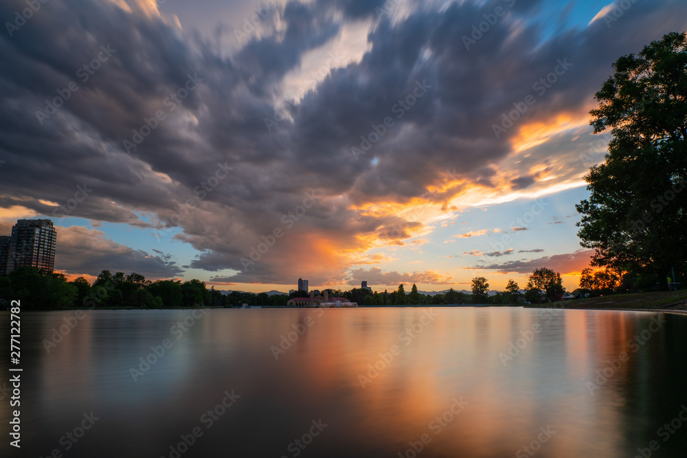 Fototapeta premium Denver skyline against a background of burning sky