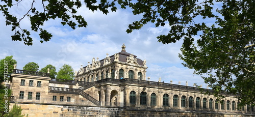 Porzellanpavillon mit Langgalerie im Vordergrund photo