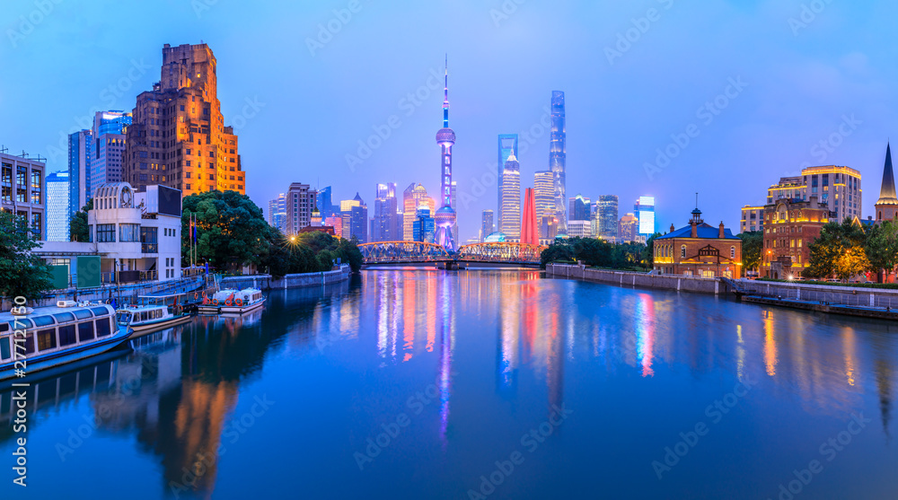 Fototapeta premium Shanghai city skyline and water reflection,China