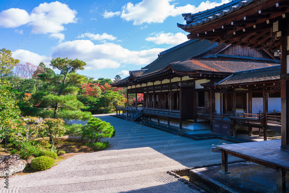 Naklejka premium 京都 仁和寺 秋 
