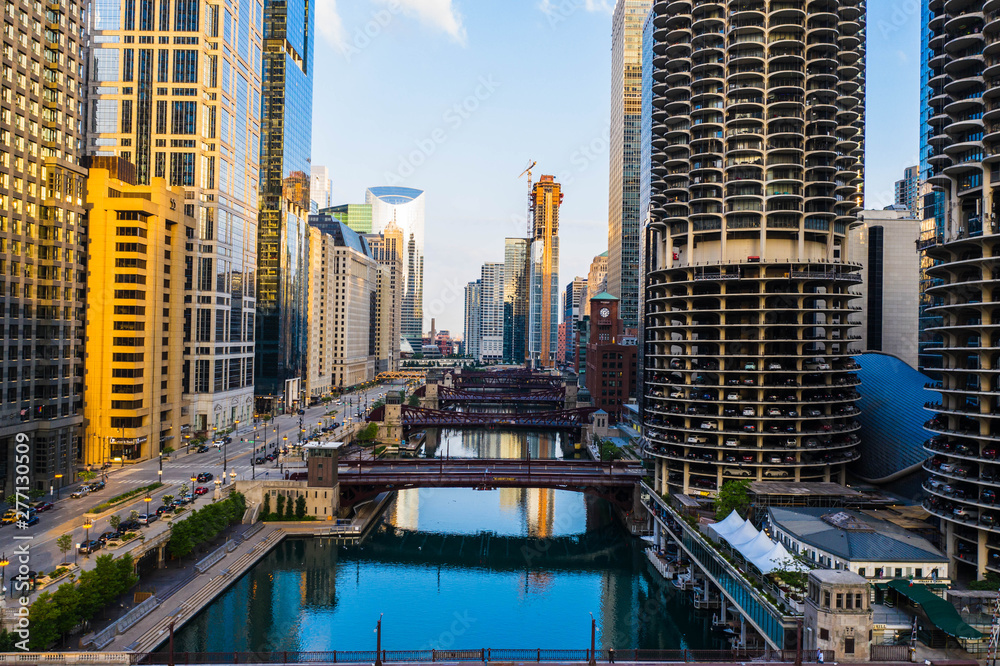 Obraz premium View Down the Chicago River