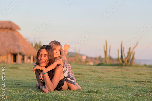 Mutter mit Kind auf einer Wiese photo