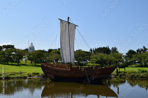 Wallpaper Mural 北前船寄港地 日本遺産 ／ 平成29年4月28日、文化庁より「北前船寄港地」が日本遺産に認定されました。登録された地域は北海道から北陸までの7道県11市町です。写真は山形県酒田市の日和山公園に、荒海を行き交った千石船（北前船）が二分の一サイズで復元され、いかりを下ろしています。 Torontodigital.ca