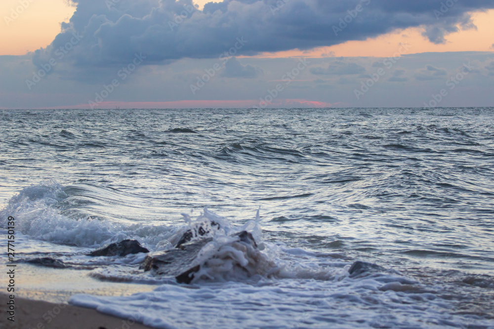 Fototapeta premium Potężne fale miażdżące na kamienistej plaży