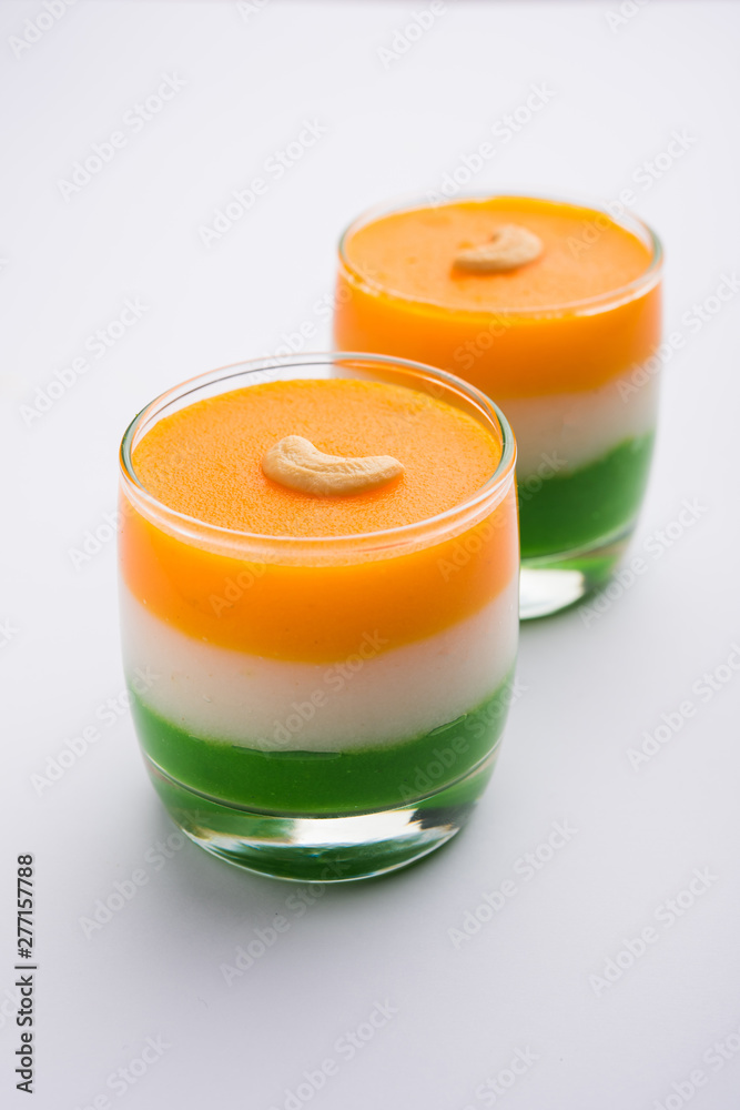 Φωτογραφία Tiranga / Tricolour sweet food made using indian flag colours and served in a glass in layers