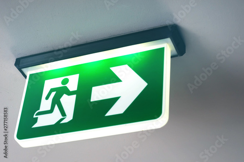 Billede på lærred Emergency door escape light sign