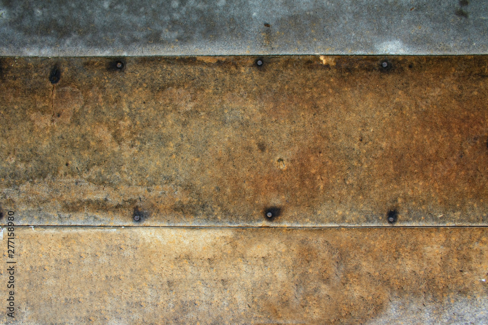 Tło w stylku wabi-sabi: brązowa płyta z gwoździami pokryta łuszczącą się białą farbą Tło w stylku wabi-sabi: brązowa płyta z gwoździami pokryta łuszczącą się białą farbą