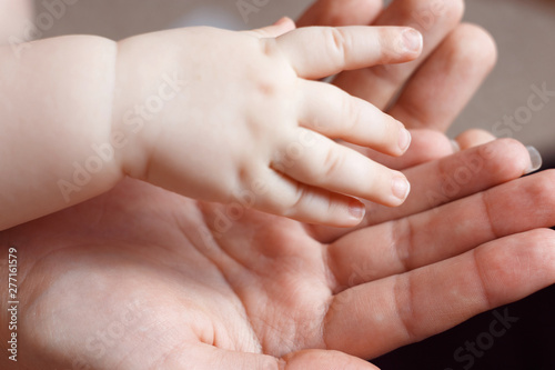Foto Close up father or mother hands holding newborn baby