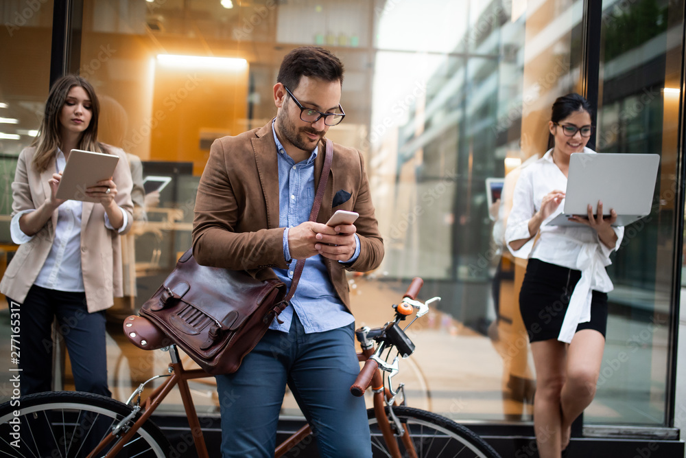 © NDABCREATIVITY - Business team digital device technology connecting concept