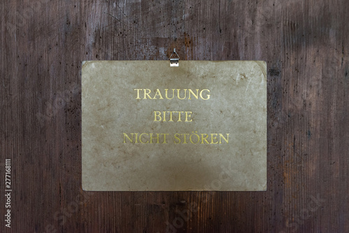 Schild zum Standesamt im alten Rathaus in Regensburg mit dem deutschen Text - Trauung bitte nicht stören, Deutschland