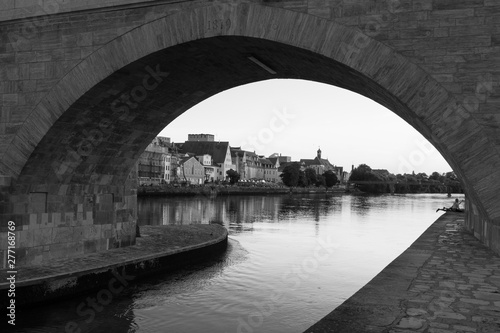 Blick durch den Bogen der steineren Brücke in Regensburg © H. Rambold