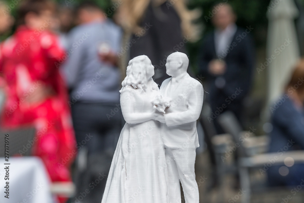 Hochzeitstorte mit Figuren der Braut und Bräutigam, Deutschland