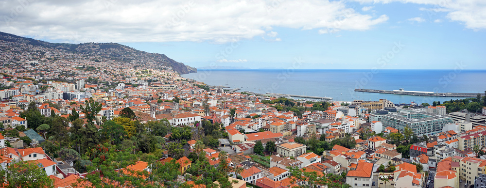 Madeira - Funchal: Stadtspaziergang Aussicht von der Festung mit Panorama über die Stadt