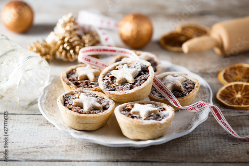 Canvastavla Homemade festive mince pies on white plate