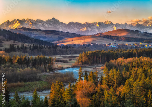 Dolina Białki z Tatrami w tle © Piotr Gołębniak