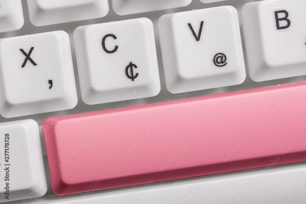 White pc keyboard with empty note paper above white background key copy space White pc keyboard with empty note paper above white background key copy space