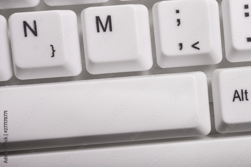 White pc keyboard with empty note paper above white background key copy space White pc keyboard with empty note paper above white background key copy space