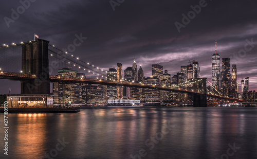 Die Brooklyn Bridge  geh  rt wohl zu den bekanntesten Br  cken der Welt.