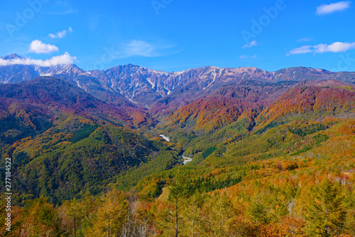 秋の北アルプス、白馬三山。中部山岳国立公園。白馬 長野 日本。10月下旬。