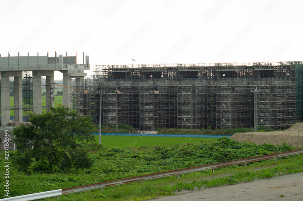 新幹線の建設現場と巨大な仮組の足場 新幹線の建設現場と巨大な仮組の足場