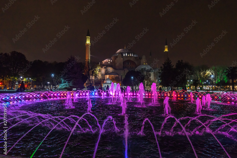 Φωτογραφία Night view of the illuminated fountain in front of Hagia Sophia (Ayasofya),