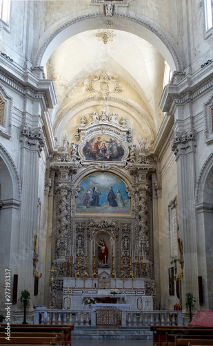 intérieur de la basilique © helenedevun