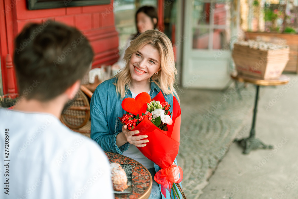 Obraz premium Positive woman feeling happy while receiving bouquet of flowers