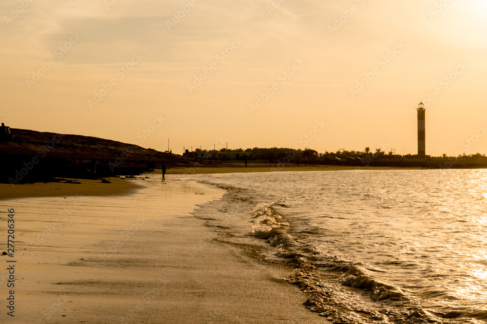 Obraz premium golden shot of shivrajpur beach in somnath gujarat india at dusk