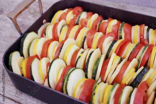 tian aux légumes d'été cru dans plat