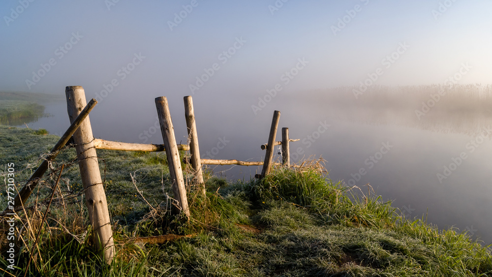 Poranne mgły nad rzeką Narew. Magia Podlasia