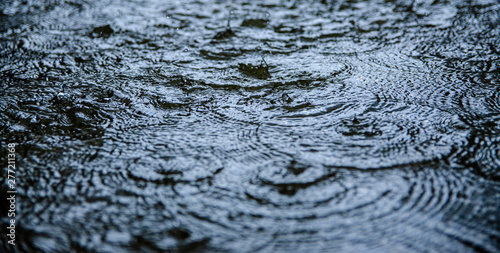 Tropfen in Wasser düster Regen nass