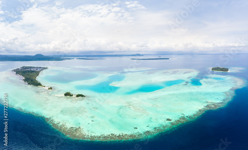 Widok z lotu ptaka Banyak Islands Sumatra tropikalny archipelag Indonezja, rafy koralowej plaży turkusu woda. Cel podróży, nurkowanie z rurką, niezanieczyszczony ekosystem środowiska