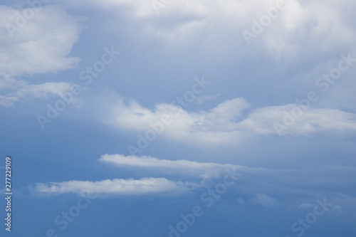 Fototapeta Naklejka Na Ścianę i Meble -  Regenwolken vor blauen Himmel