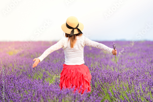 Fototapeta Naklejka Na Ścianę i Meble -  asian girl possing in lavender field session