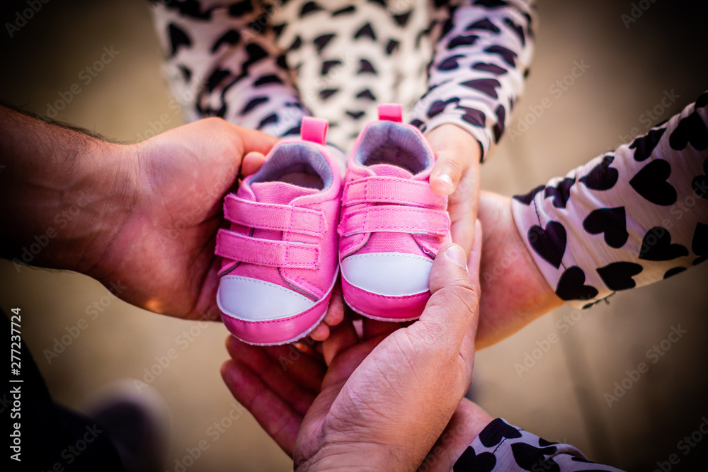 Zapatitos, familia, unión, espera, embarazo, dulce, tierno, manos unidas,  manos tiernas, bebé, familia unida, amor, niño, niña, pequeño, zapatos  rosas foto de Stock | Adobe Stock